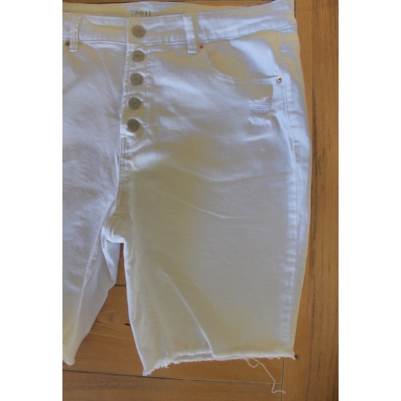 Time & Tru Plus Size 16 White High Rise Bermuda Jean Shorts Raw Hem Preowned - Picture 4 of 8